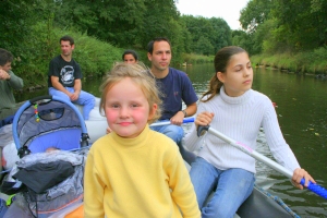 Familie mit Kindern beim Paddeln im Schlauchboot auf der Niers